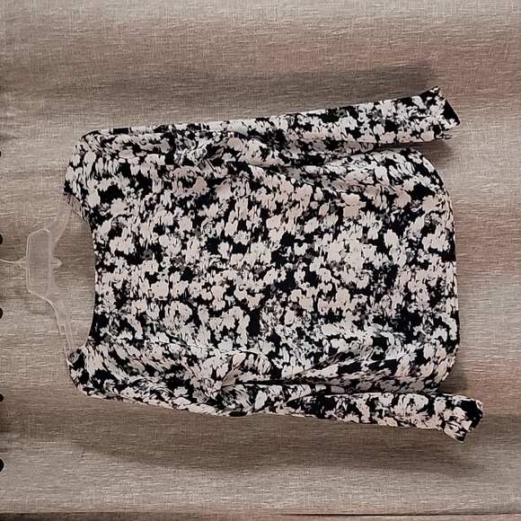 Ann Taylor XS Blue & White Flowy Blouse - Picture 2 of 7